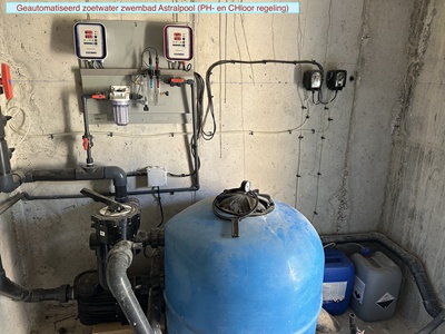 Geautomatiseerd zoetwater zwembad van Astral pool (PH- en chloor regeling)